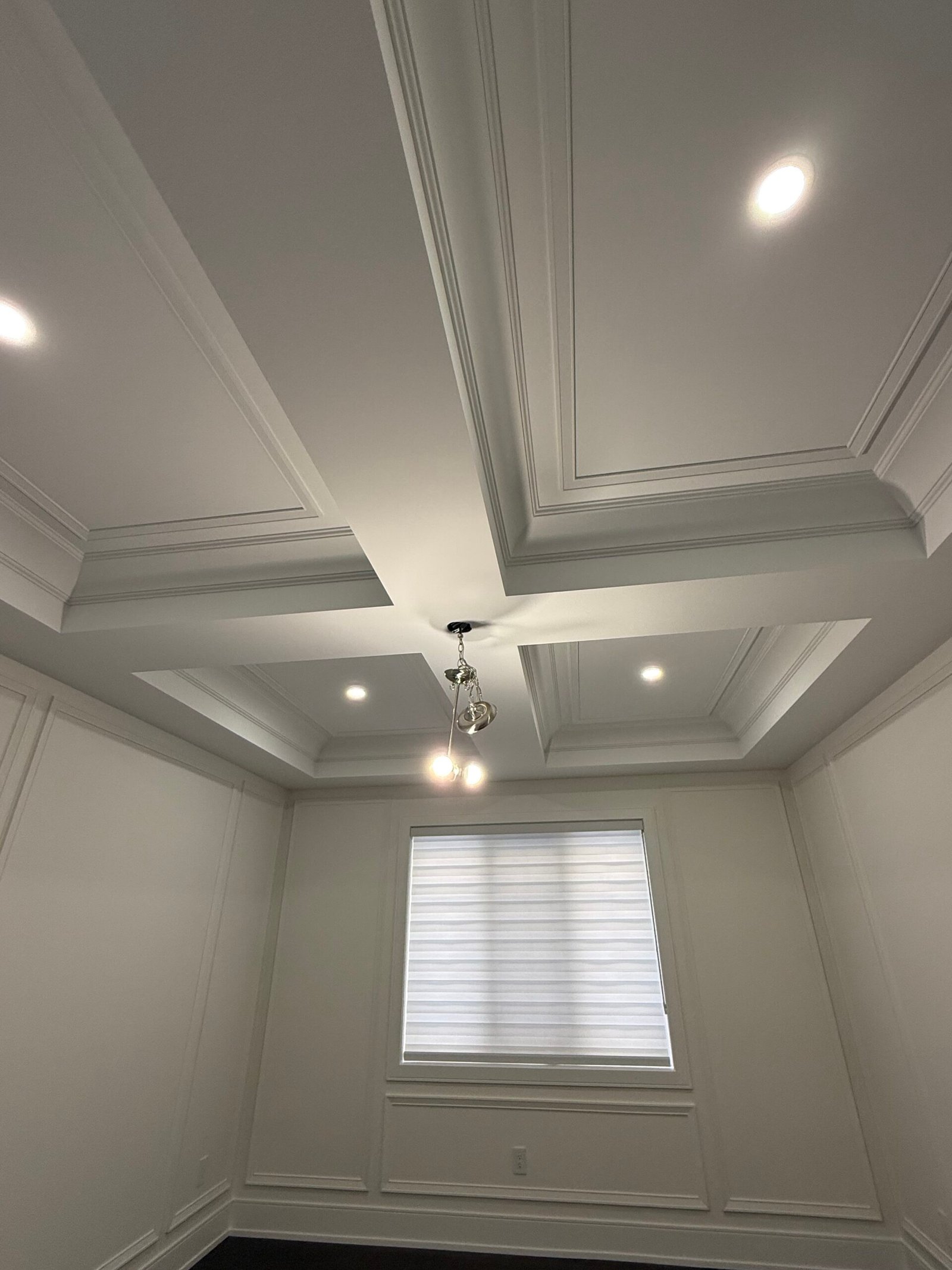 crown moulding and wainscoting installation in dining room mississuaga